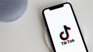 TikTokのキャプションを書く4つのメリット！ユーザーに響く書き方や表示されない場合の対処法も解説